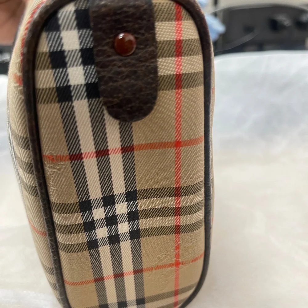 Burberry elegant handbag